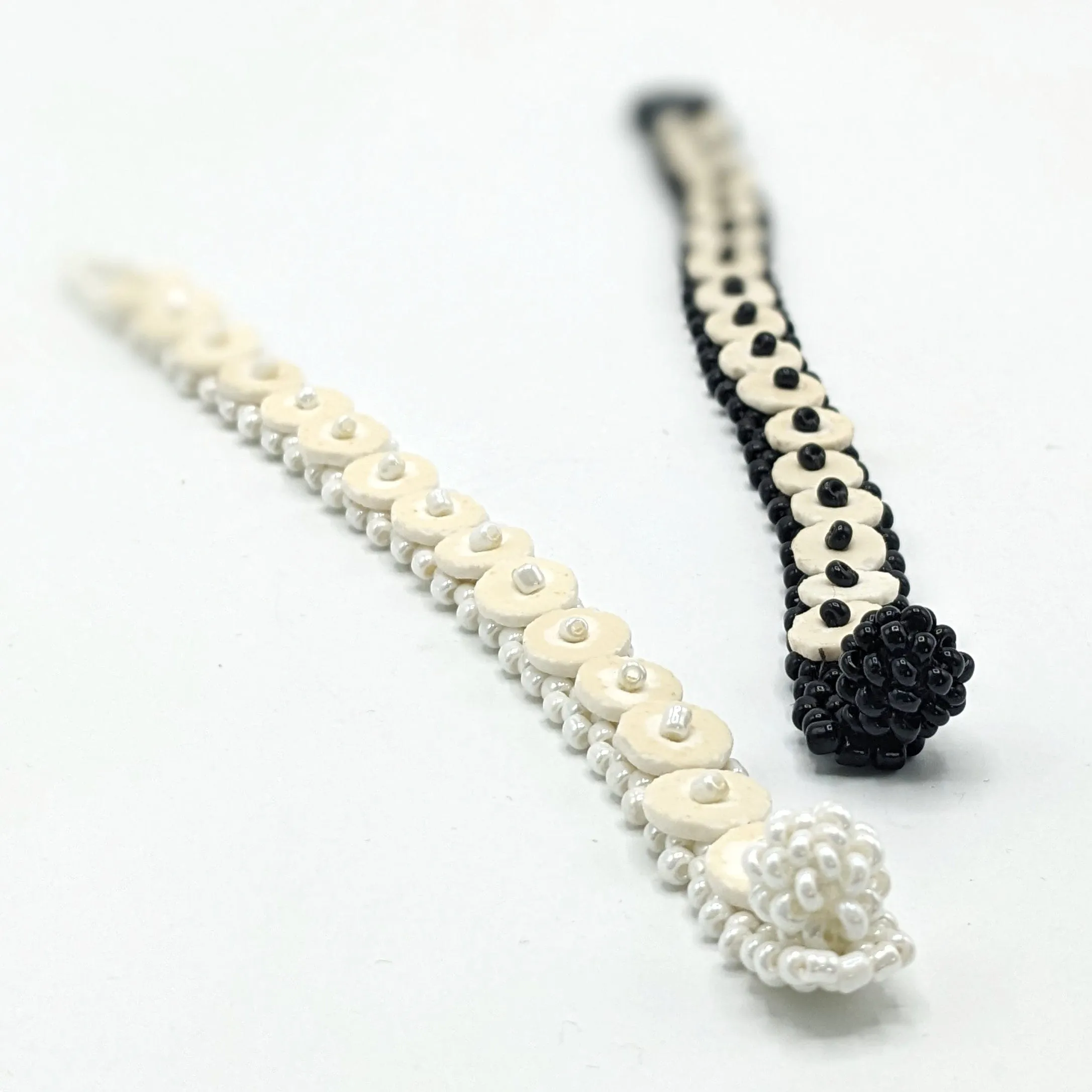 Bracelet discret en perles durables faites en coquille d'œuf d'autruche